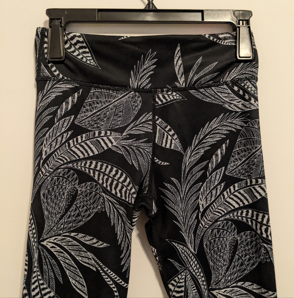 NWT Joy Lab black white leaf pattern athletic leggings size XS - Picture 2 of 7